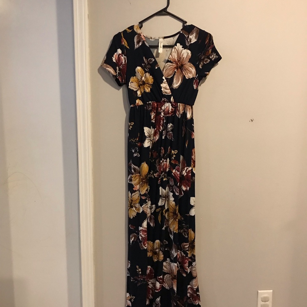Chic Floral Maxi Dress - Black and Multicolor